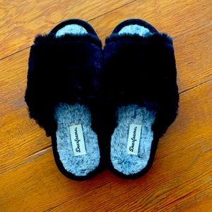 5-6 shoe size. run on the smaller side.Dearfoams super comfortable, never worn.